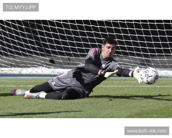 库尔图瓦欧冠决赛上演神勇扑救,力保球队夺冠之路 库尔图瓦欧冠决赛上演神勇扑救,力保球队夺冠之路